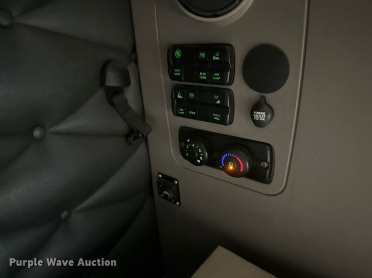 image for item DV0606 2015 Freightliner  Cascadia 125 semi truck