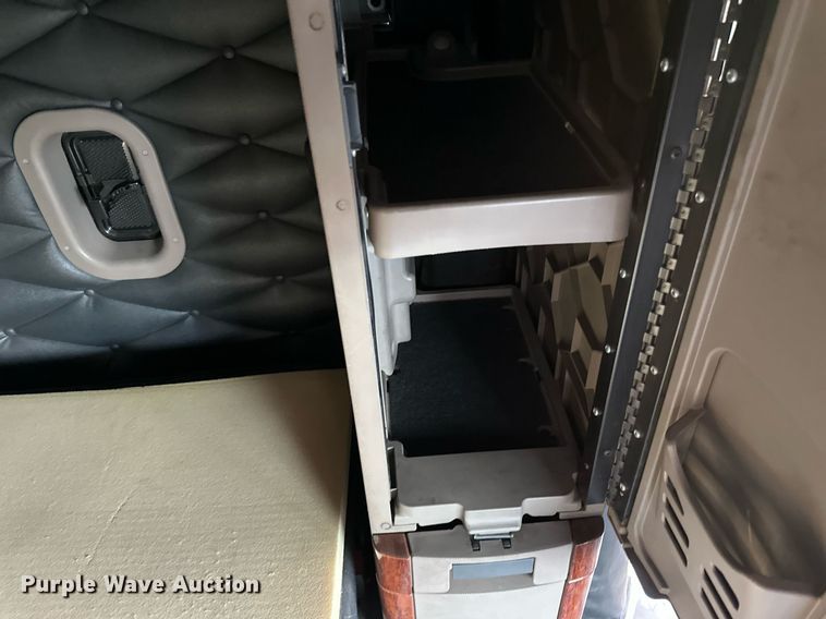 image for item DV0606 2015 Freightliner  Cascadia 125 semi truck