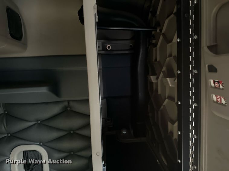 image for item DV0606 2015 Freightliner  Cascadia 125 semi truck