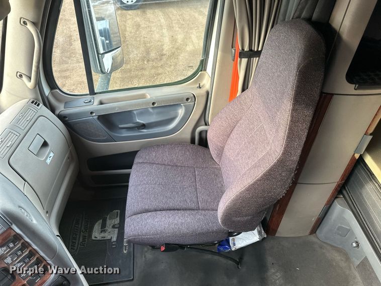 image for item DV0606 2015 Freightliner  Cascadia 125 semi truck