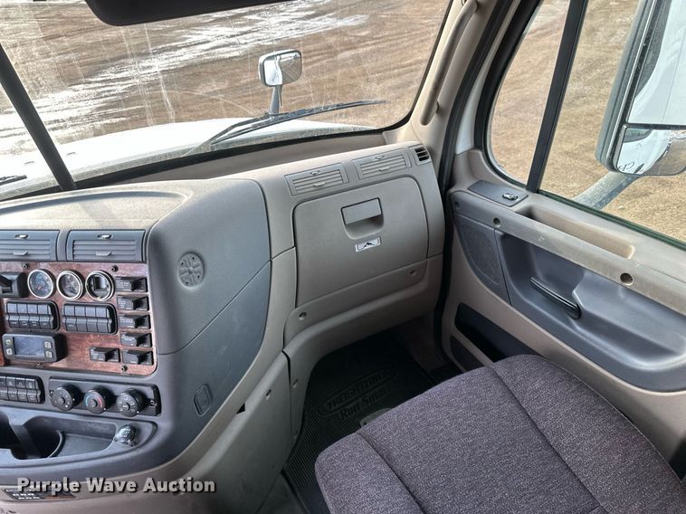 image for item DV0606 2015 Freightliner  Cascadia 125 semi truck