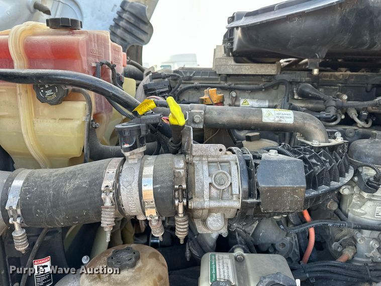 image for item DV0606 2015 Freightliner  Cascadia 125 semi truck