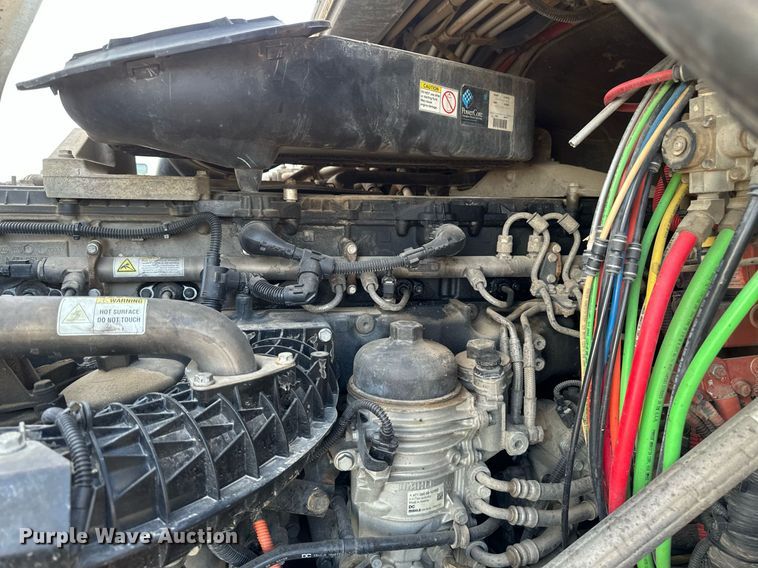 image for item DV0606 2015 Freightliner  Cascadia 125 semi truck