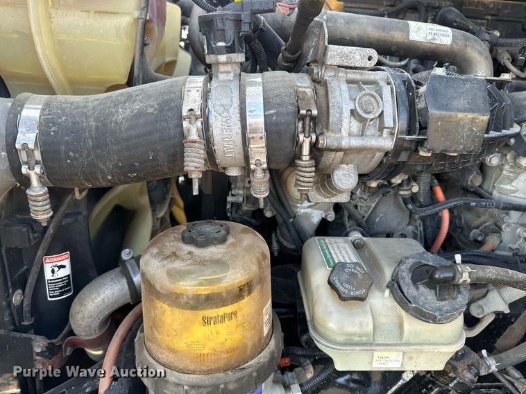 image for item DV0606 2015 Freightliner  Cascadia 125 semi truck