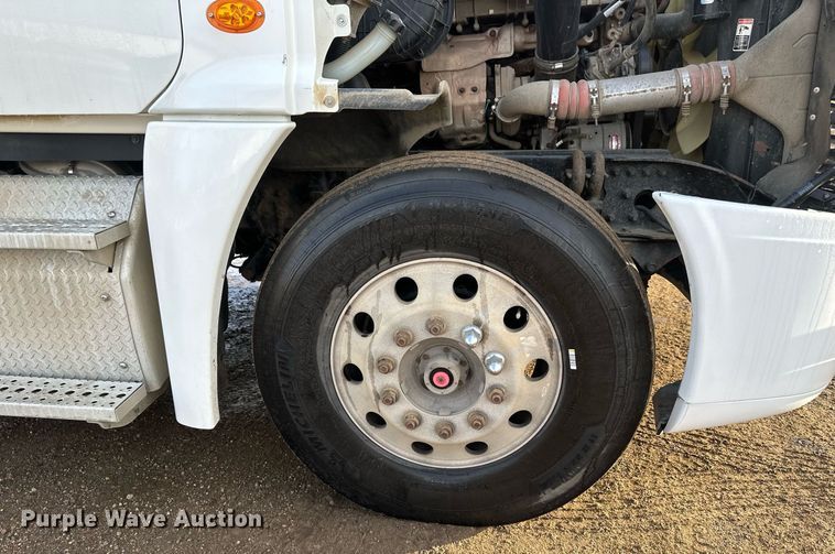 image for item DV0606 2015 Freightliner  Cascadia 125 semi truck