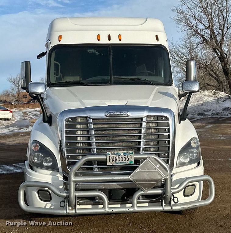 image for item DV0607 2015 Freightliner Cascadia 125 semi truck