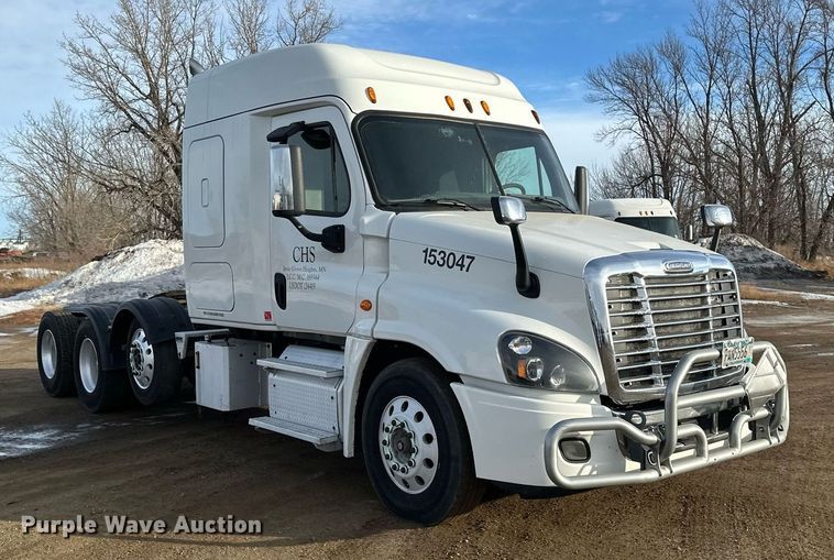 image for item DV0607 2015 Freightliner Cascadia 125 semi truck