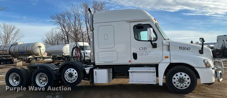 image for item DV0607 2015 Freightliner Cascadia 125 semi truck