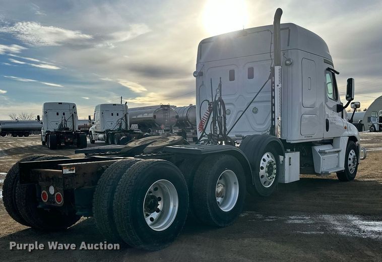 image for item DV0607 2015 Freightliner Cascadia 125 semi truck
