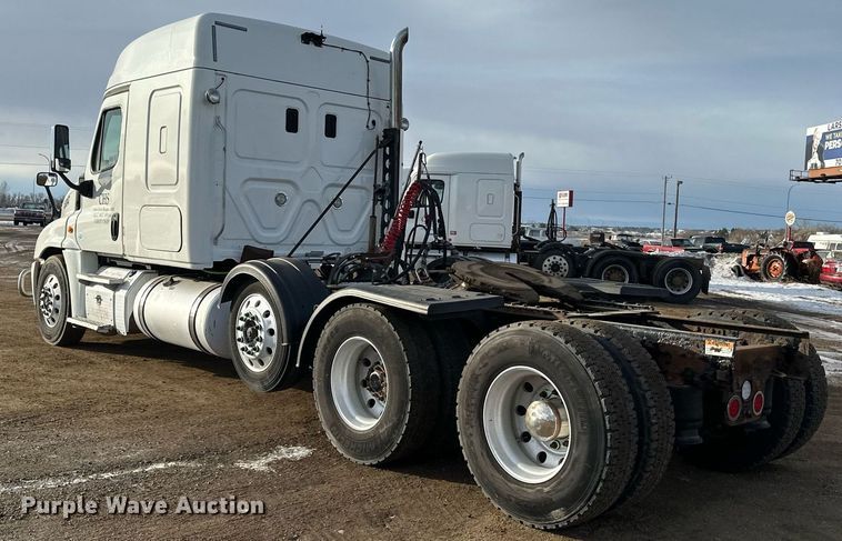 image for item DV0607 2015 Freightliner Cascadia 125 semi truck