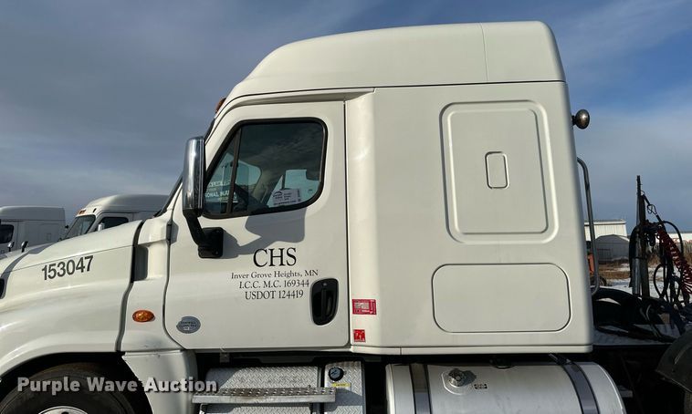 image for item DV0607 2015 Freightliner Cascadia 125 semi truck