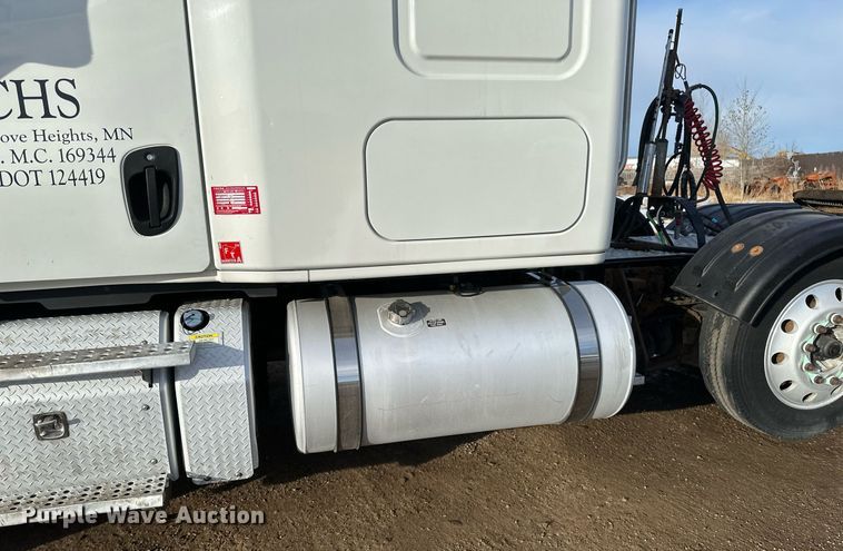 image for item DV0607 2015 Freightliner Cascadia 125 semi truck