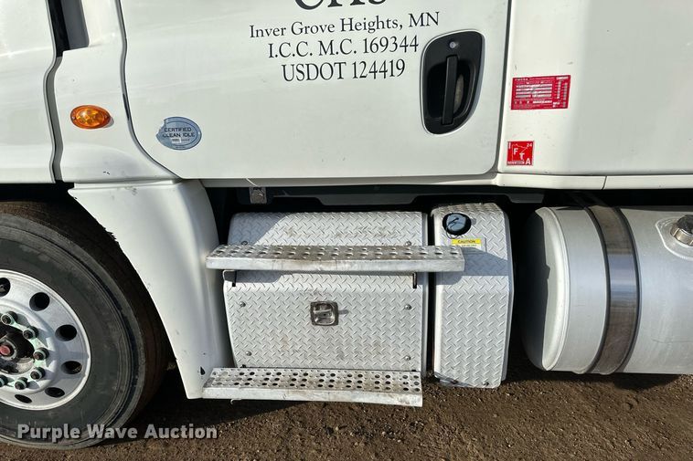 image for item DV0607 2015 Freightliner Cascadia 125 semi truck