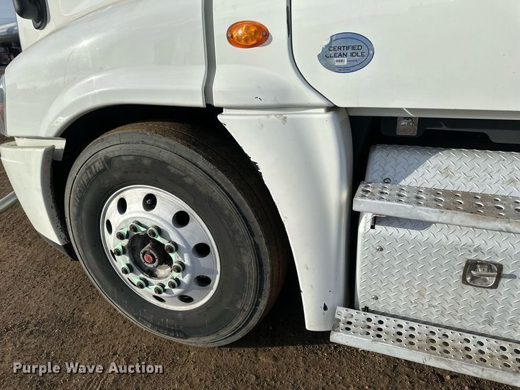 image for item DV0607 2015 Freightliner Cascadia 125 semi truck