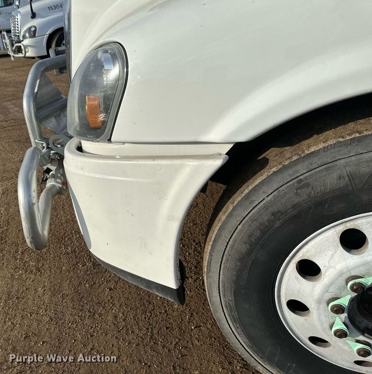 image for item DV0607 2015 Freightliner Cascadia 125 semi truck