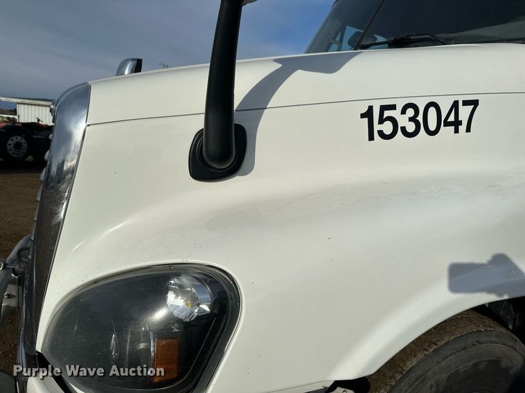 image for item DV0607 2015 Freightliner Cascadia 125 semi truck