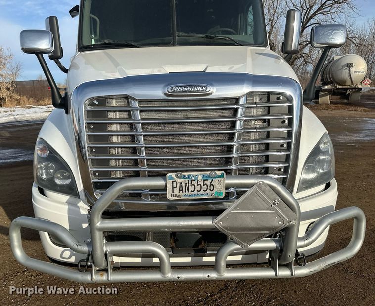 image for item DV0607 2015 Freightliner Cascadia 125 semi truck
