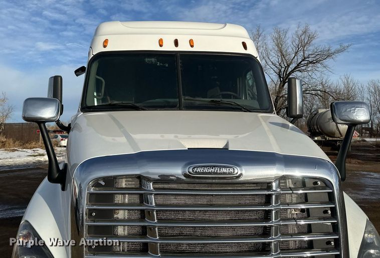 image for item DV0607 2015 Freightliner Cascadia 125 semi truck
