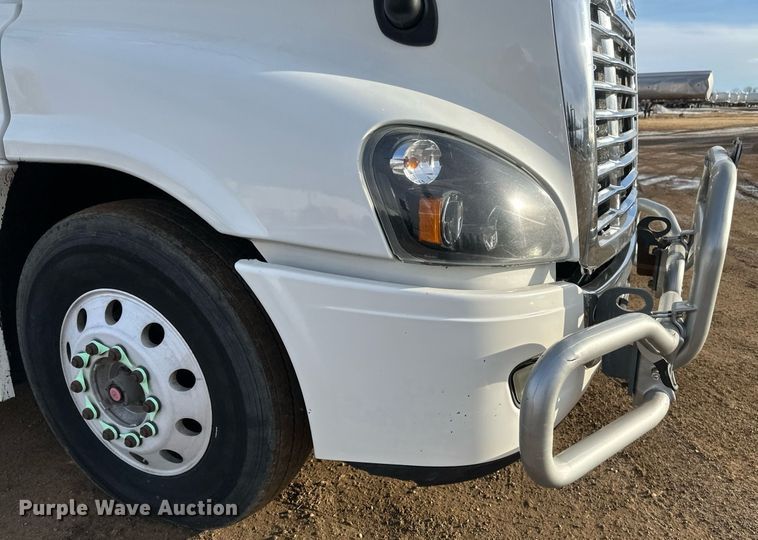 image for item DV0607 2015 Freightliner Cascadia 125 semi truck