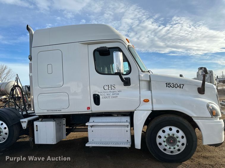 image for item DV0607 2015 Freightliner Cascadia 125 semi truck