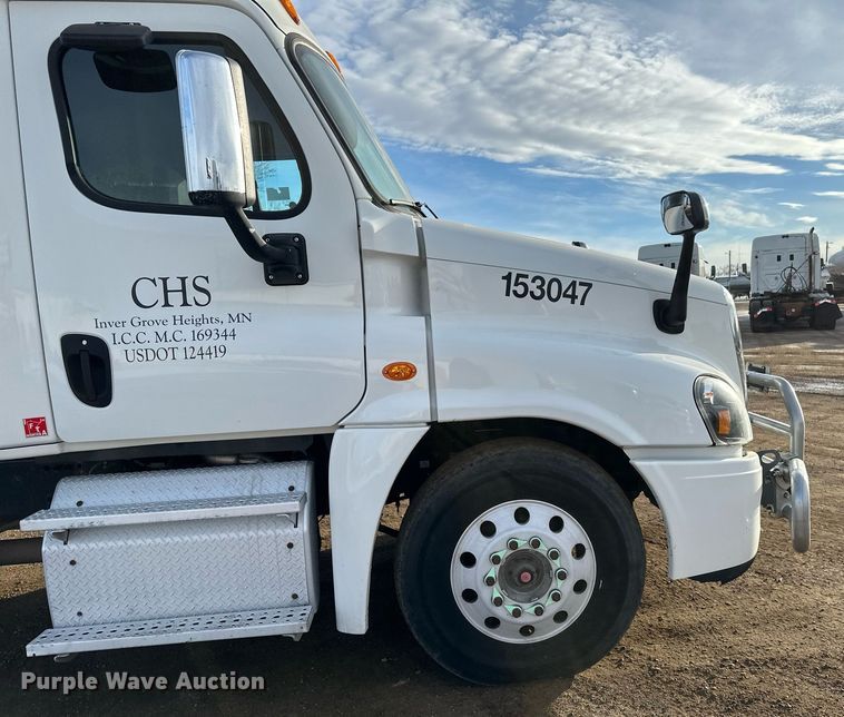 image for item DV0607 2015 Freightliner Cascadia 125 semi truck