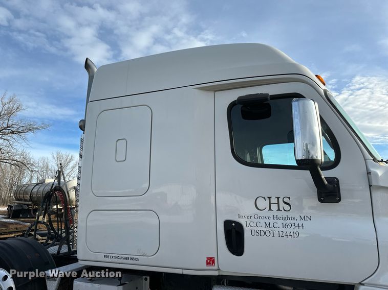 image for item DV0607 2015 Freightliner Cascadia 125 semi truck