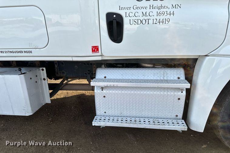 image for item DV0607 2015 Freightliner Cascadia 125 semi truck