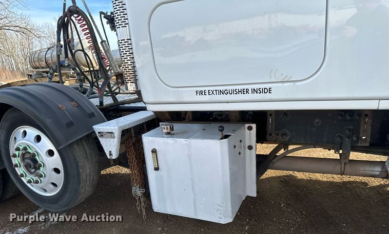 image for item DV0607 2015 Freightliner Cascadia 125 semi truck