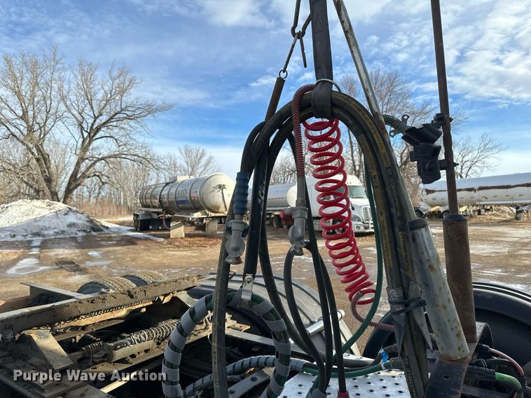 image for item DV0607 2015 Freightliner Cascadia 125 semi truck