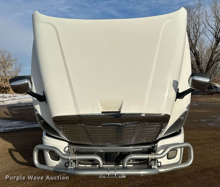 image for item DV0607 2015 Freightliner Cascadia 125 semi truck