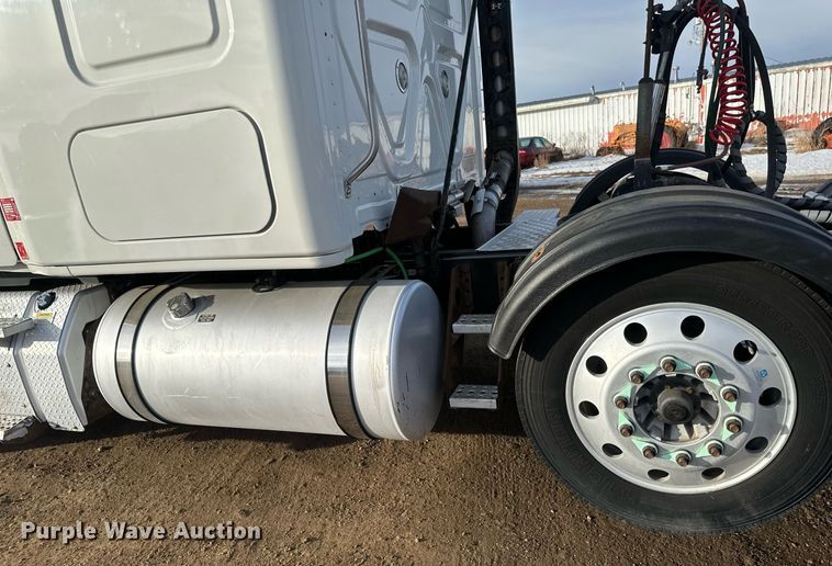 image for item DV0607 2015 Freightliner Cascadia 125 semi truck