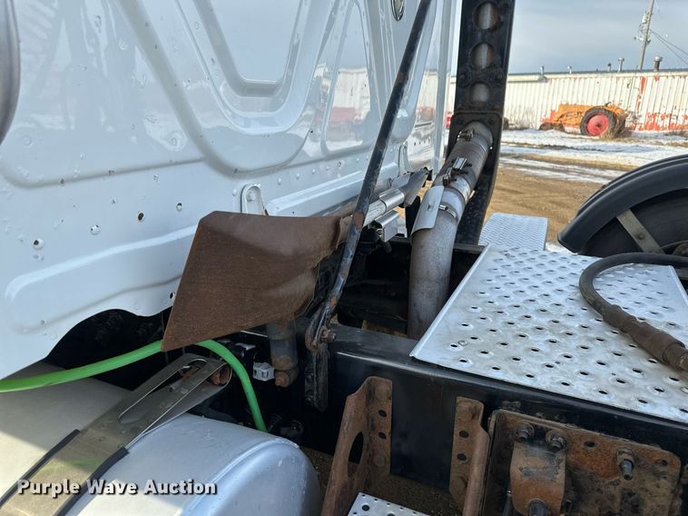 image for item DV0607 2015 Freightliner Cascadia 125 semi truck