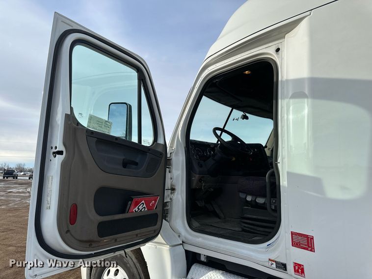 image for item DV0607 2015 Freightliner Cascadia 125 semi truck