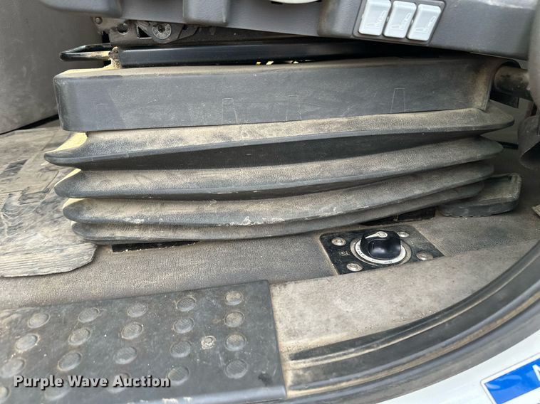 image for item DV0607 2015 Freightliner Cascadia 125 semi truck