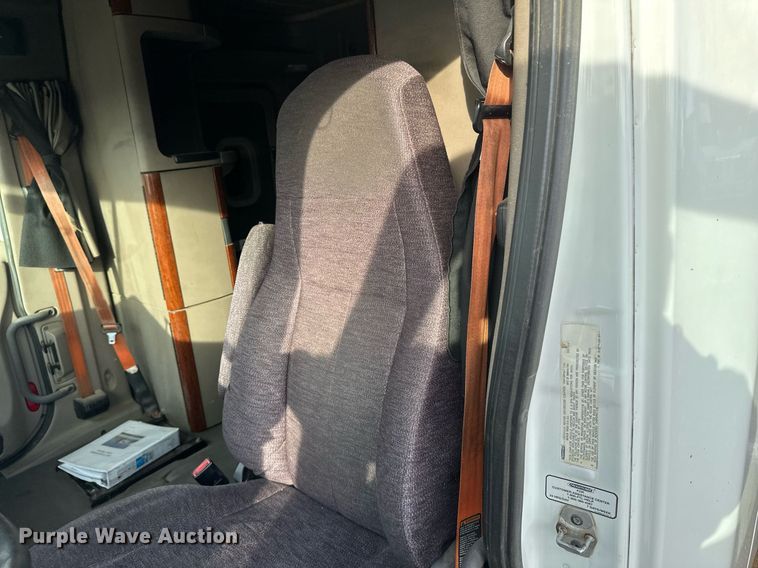 image for item DV0607 2015 Freightliner Cascadia 125 semi truck