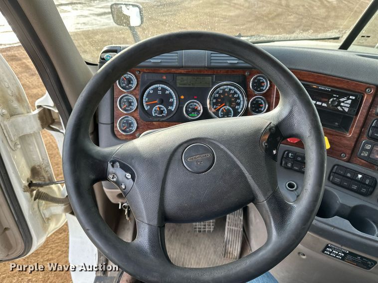 image for item DV0607 2015 Freightliner Cascadia 125 semi truck