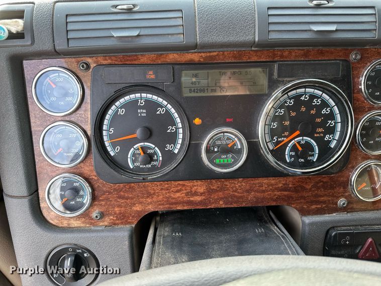 image for item DV0607 2015 Freightliner Cascadia 125 semi truck