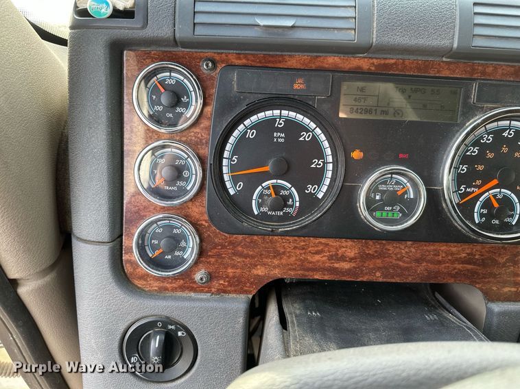 image for item DV0607 2015 Freightliner Cascadia 125 semi truck