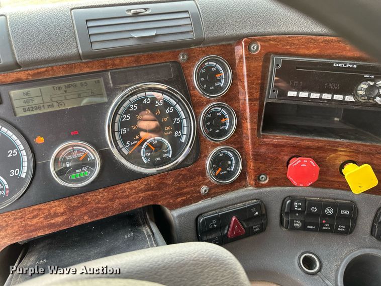 image for item DV0607 2015 Freightliner Cascadia 125 semi truck