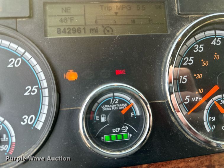 image for item DV0607 2015 Freightliner Cascadia 125 semi truck