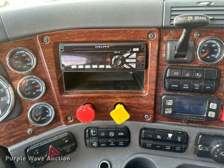 image for item DV0607 2015 Freightliner Cascadia 125 semi truck