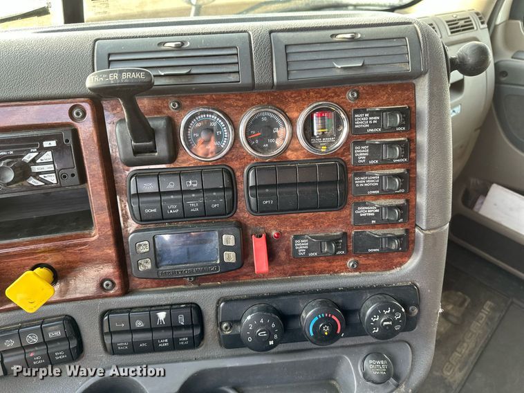 image for item DV0607 2015 Freightliner Cascadia 125 semi truck