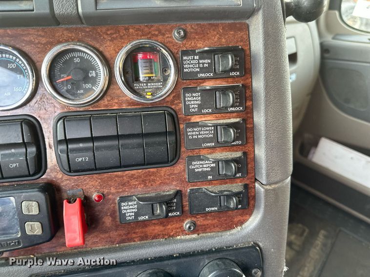 image for item DV0607 2015 Freightliner Cascadia 125 semi truck