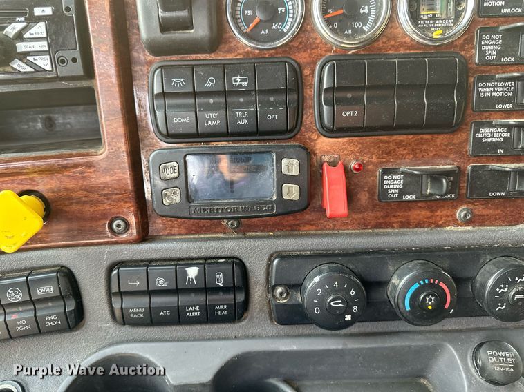 image for item DV0607 2015 Freightliner Cascadia 125 semi truck