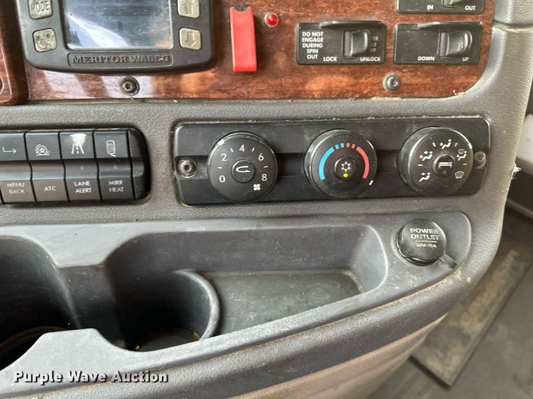 image for item DV0607 2015 Freightliner Cascadia 125 semi truck