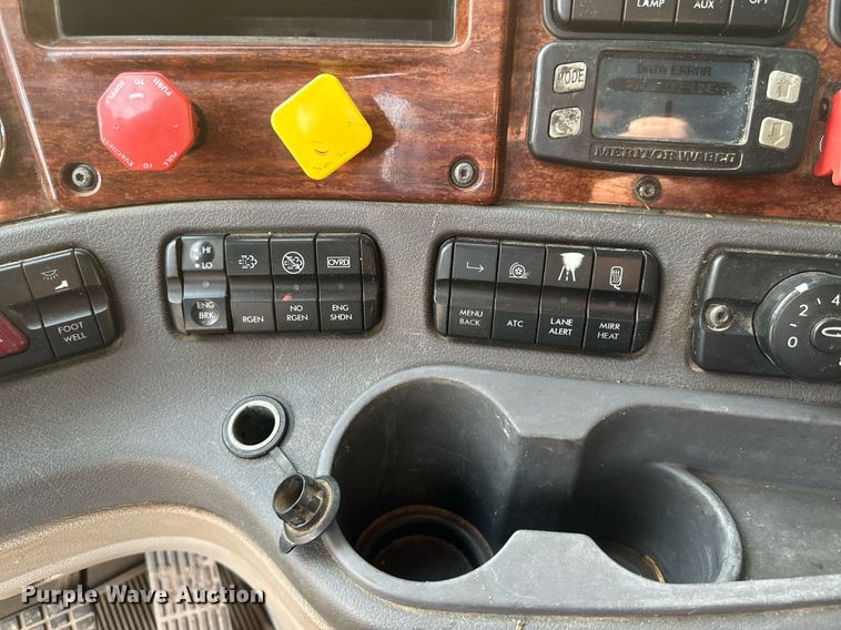 image for item DV0607 2015 Freightliner Cascadia 125 semi truck