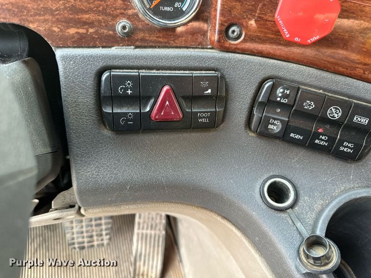 image for item DV0607 2015 Freightliner Cascadia 125 semi truck