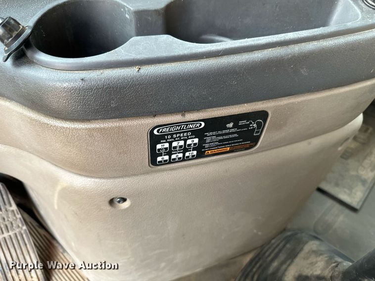 image for item DV0607 2015 Freightliner Cascadia 125 semi truck