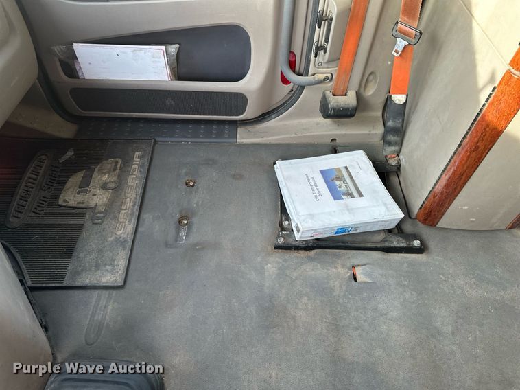 image for item DV0607 2015 Freightliner Cascadia 125 semi truck