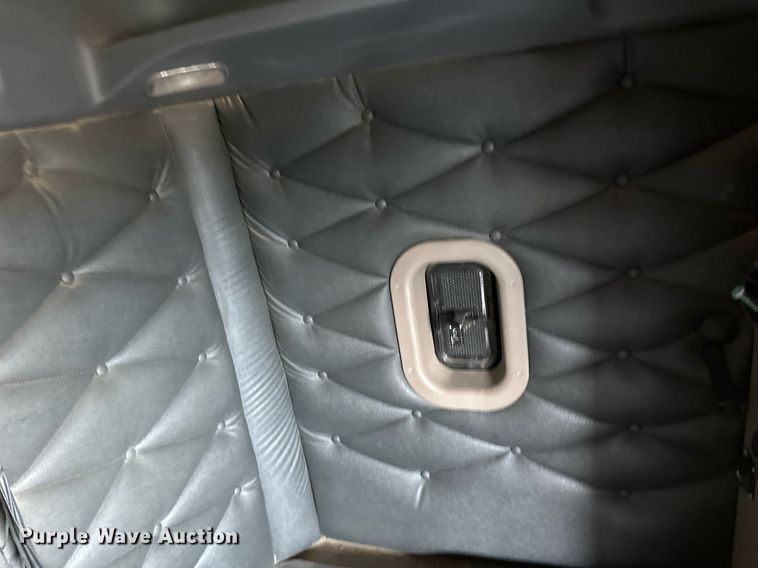 image for item DV0607 2015 Freightliner Cascadia 125 semi truck